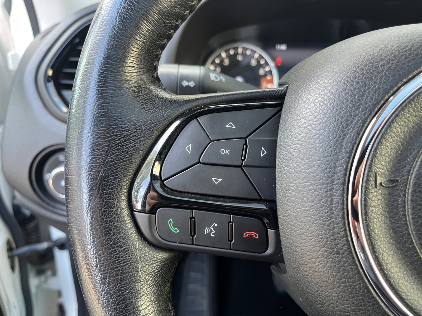 Used 2019 Jeep Renegade Altitude w/ UConnect 8.4 Nav Group AWD/4WD image 17