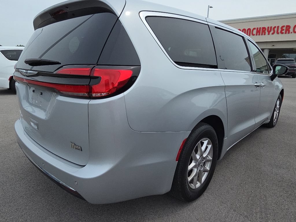 Used 2024 Chrysler Pacifica Touring-L FWD image 5