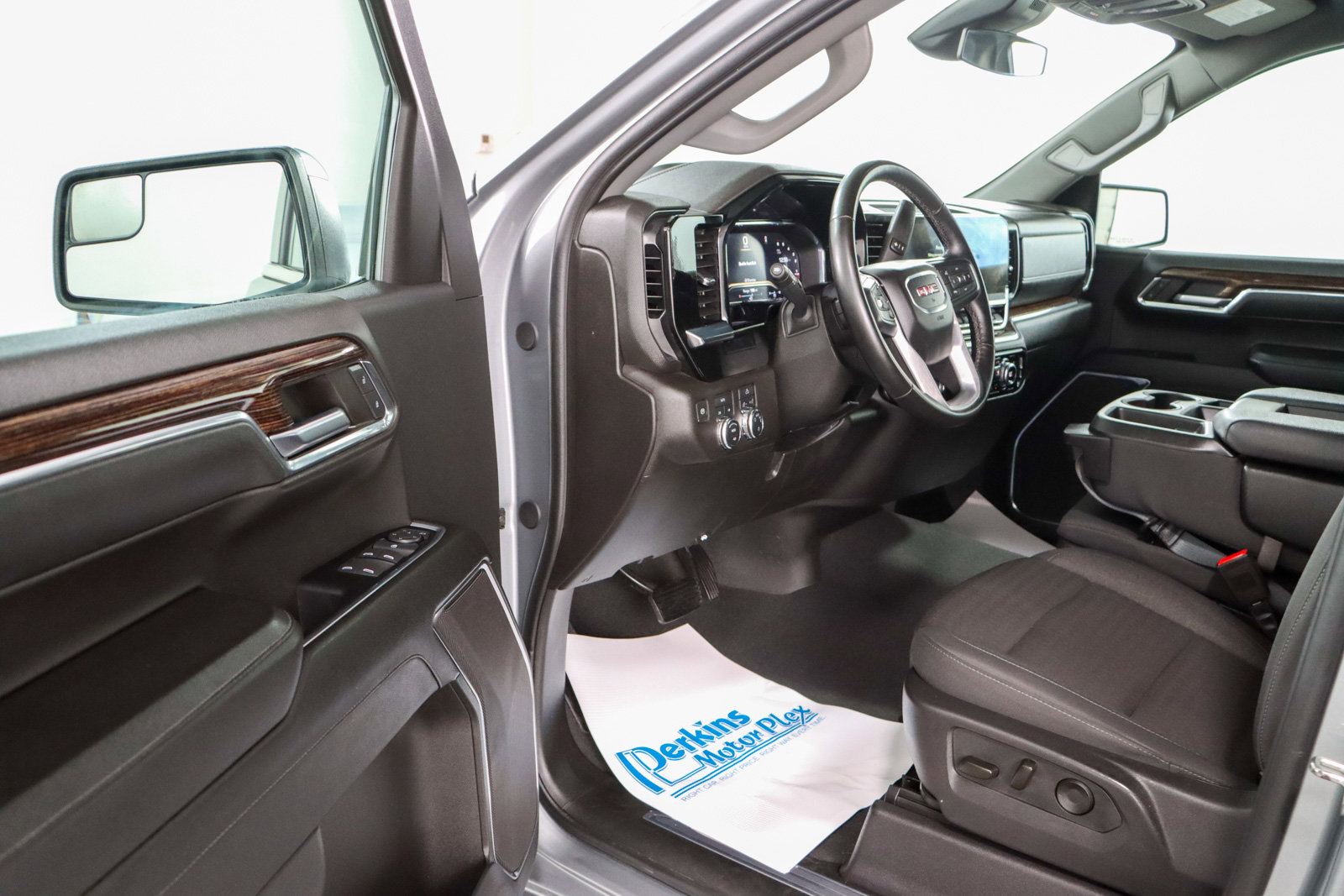 Used 2024 GMC Sierra 1500 SLE image 3