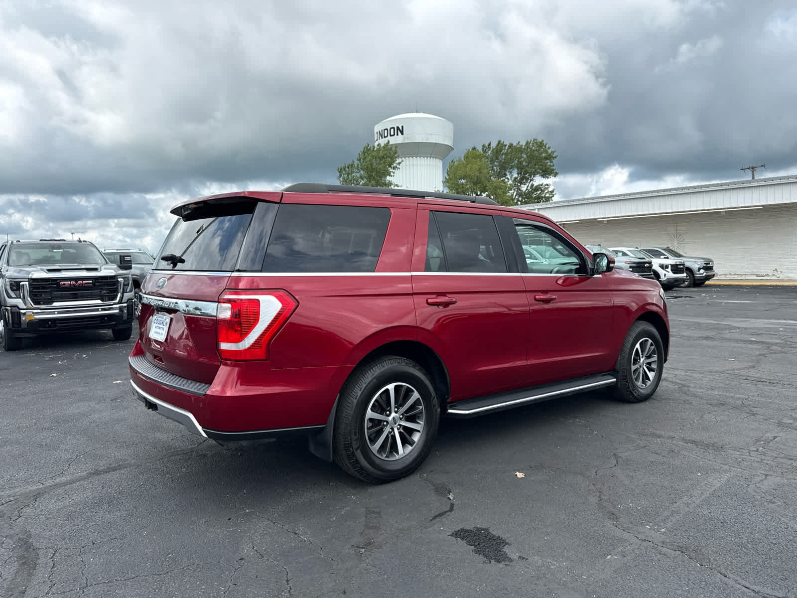 Used 2018 Ford Expedition XLT w/ Equipment Group 202A AWD/4WD image 4