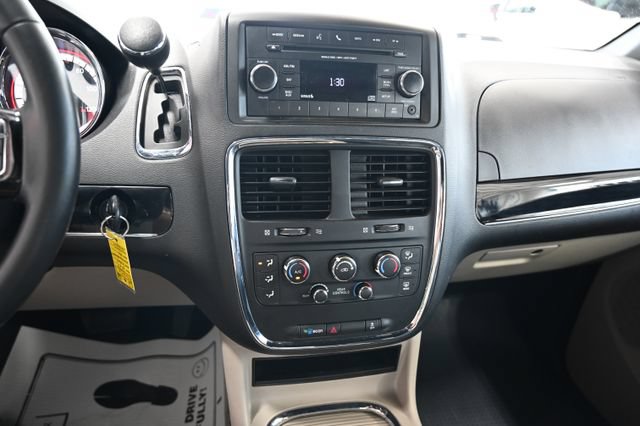 Used 2017 Dodge Grand Caravan SXT FWD image 16