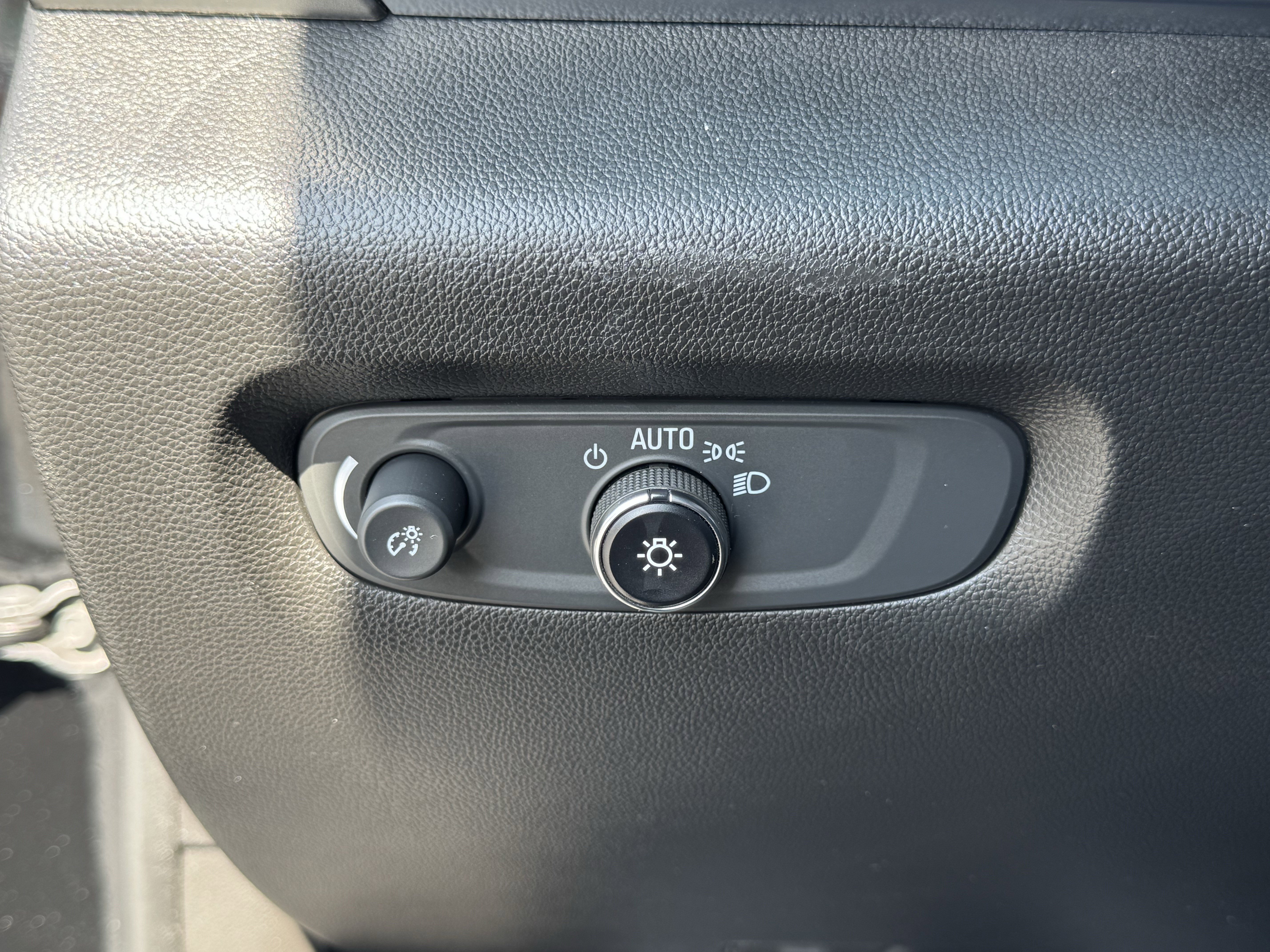 Used 2023 Chevrolet Traverse LT image 30