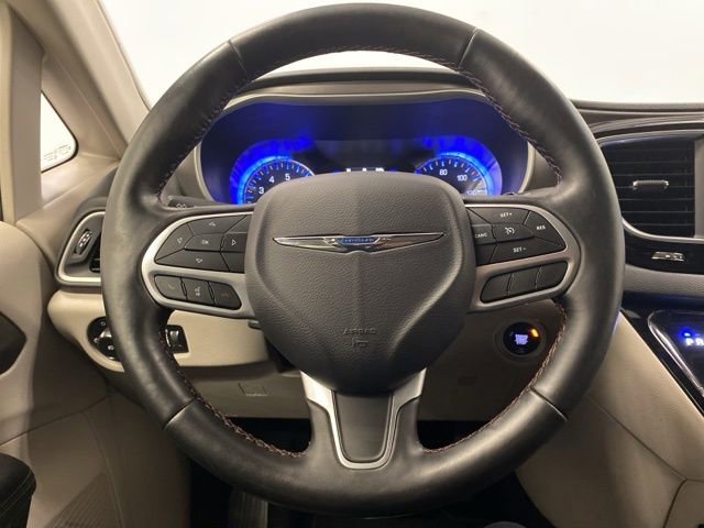 Used 2020 Chrysler Pacifica Touring-L FWD image 16