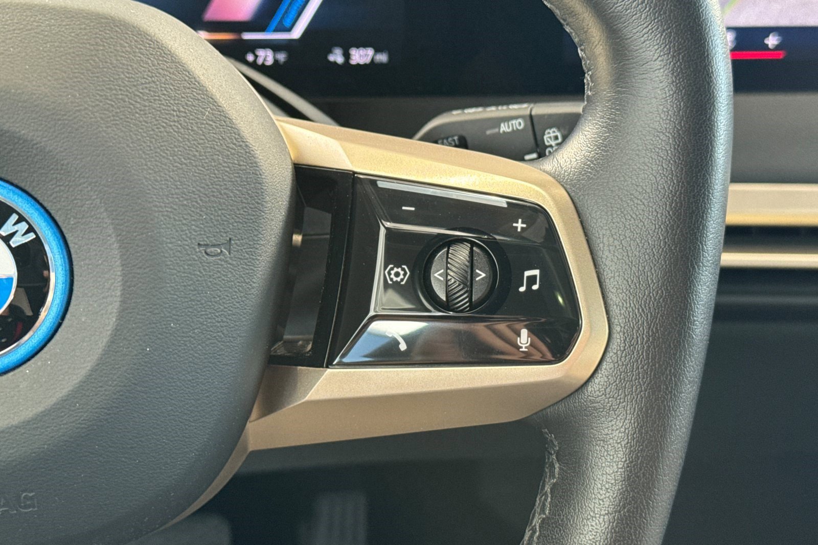 Certified 2025 BMW iX xDrive50 AWD/4WD image 33