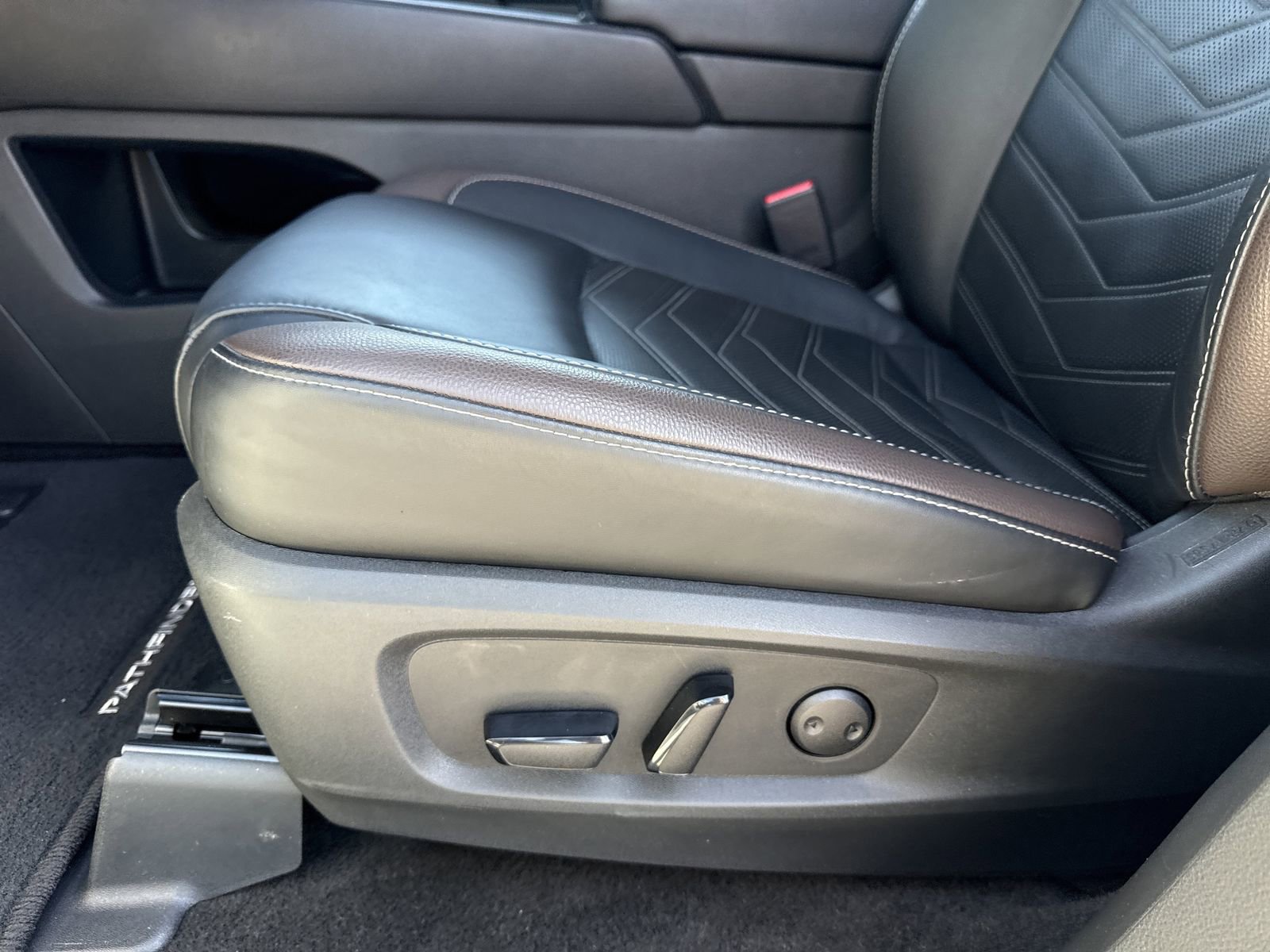 Used 2024 Nissan Pathfinder Platinum image 22