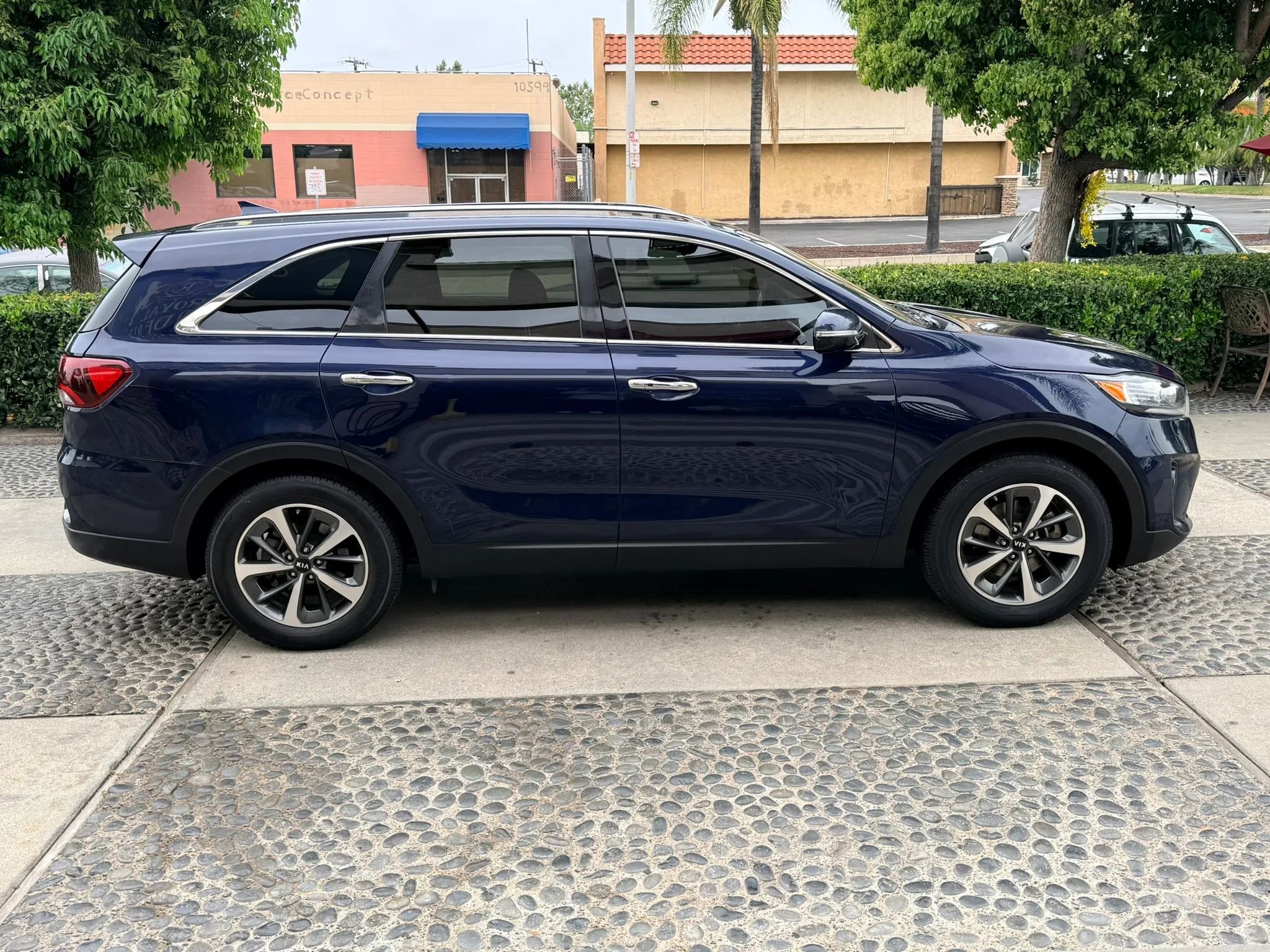 Used 2019 Kia Sorento EX w/ EX Touring Package image 4