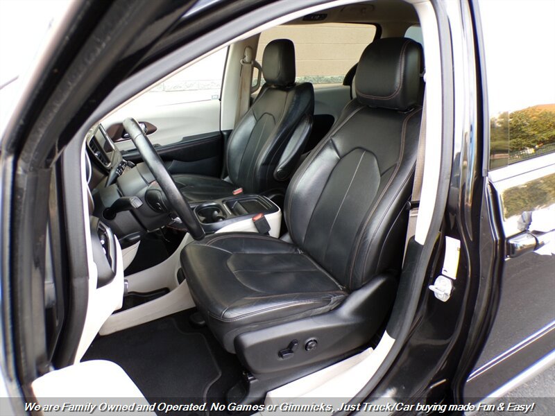 Used 2018 Chrysler Pacifica Touring-L FWD image 16