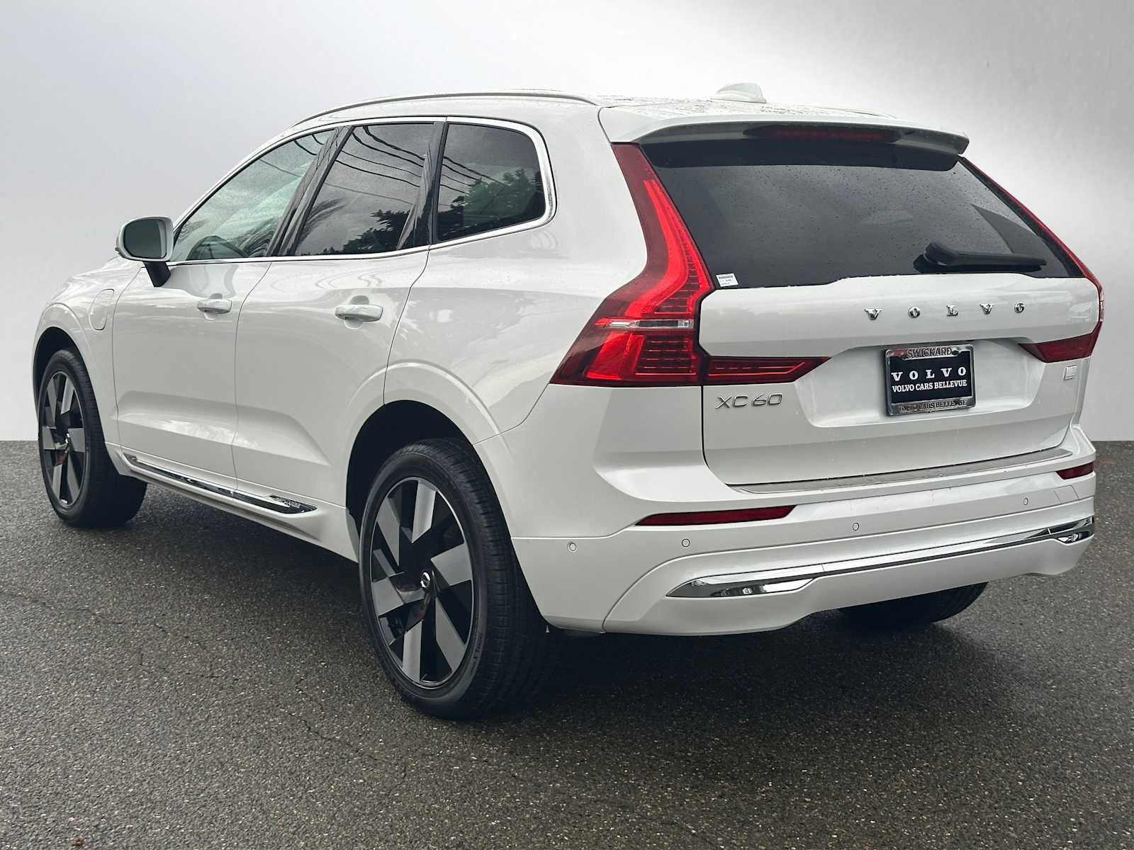 Certified 2023 Volvo XC60 T8 Ultimate w/ Climate Package image 5