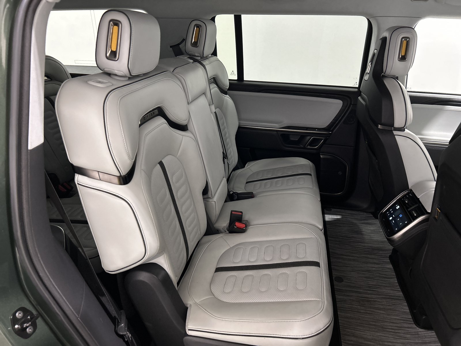 Used 2024 Rivian R1S Adventure AWD/4WD image 23