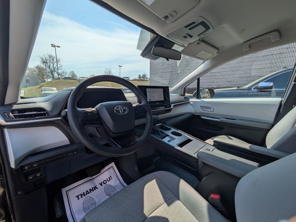 Used 2025 Toyota Sienna LE image 15