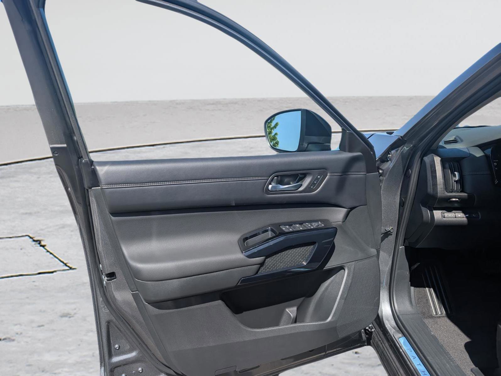 New 2026 Nissan Pathfinder Platinum AWD/4WD image 10