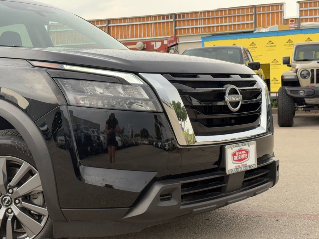 Used 2025 Nissan Pathfinder S image 3