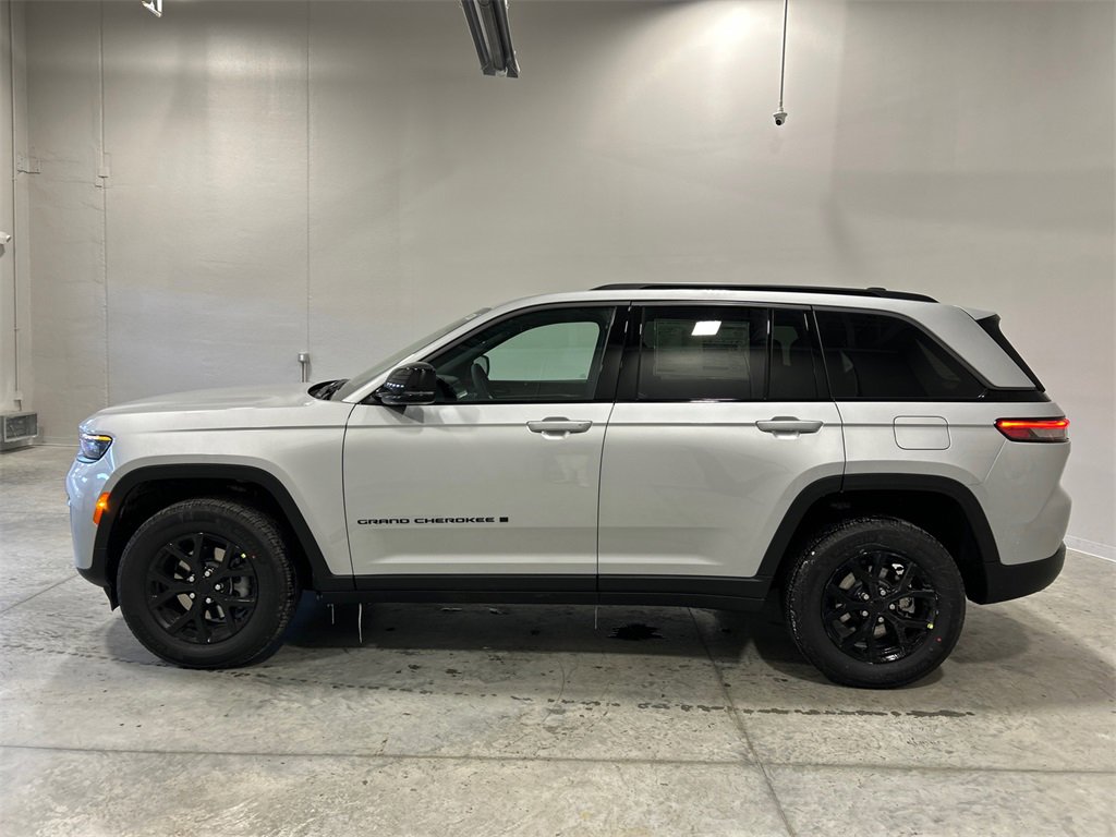 New 2026 Jeep Grand Cherokee Laredo image 9