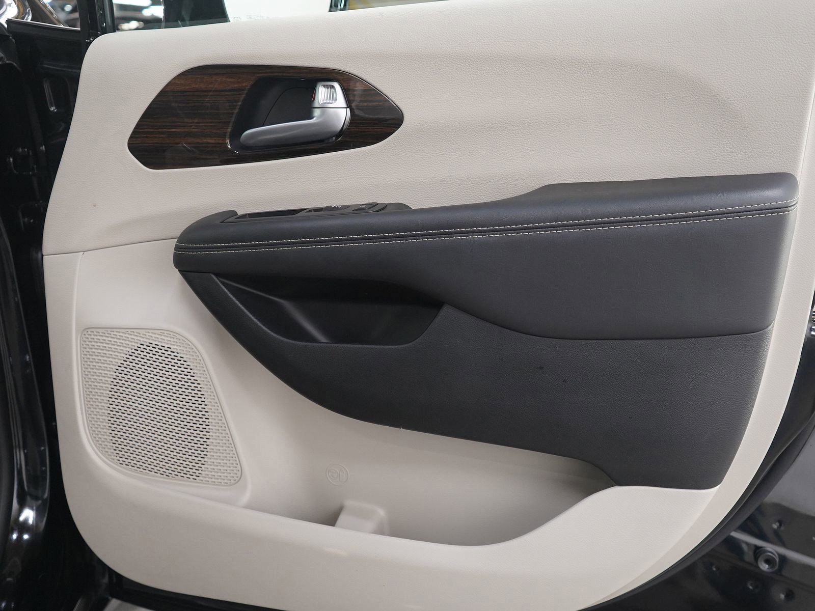 Used 2024 Chrysler Pacifica Limited image 11