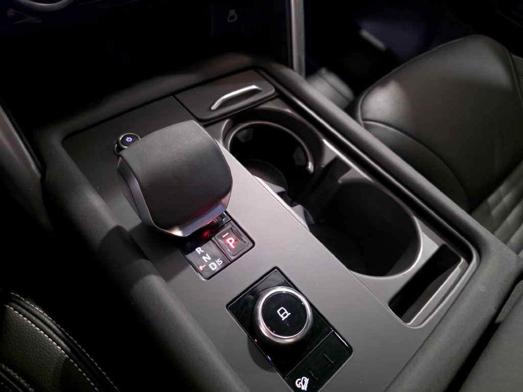 Certified 2025 Land Rover Discovery Dynamic SE AWD/4WD image 26