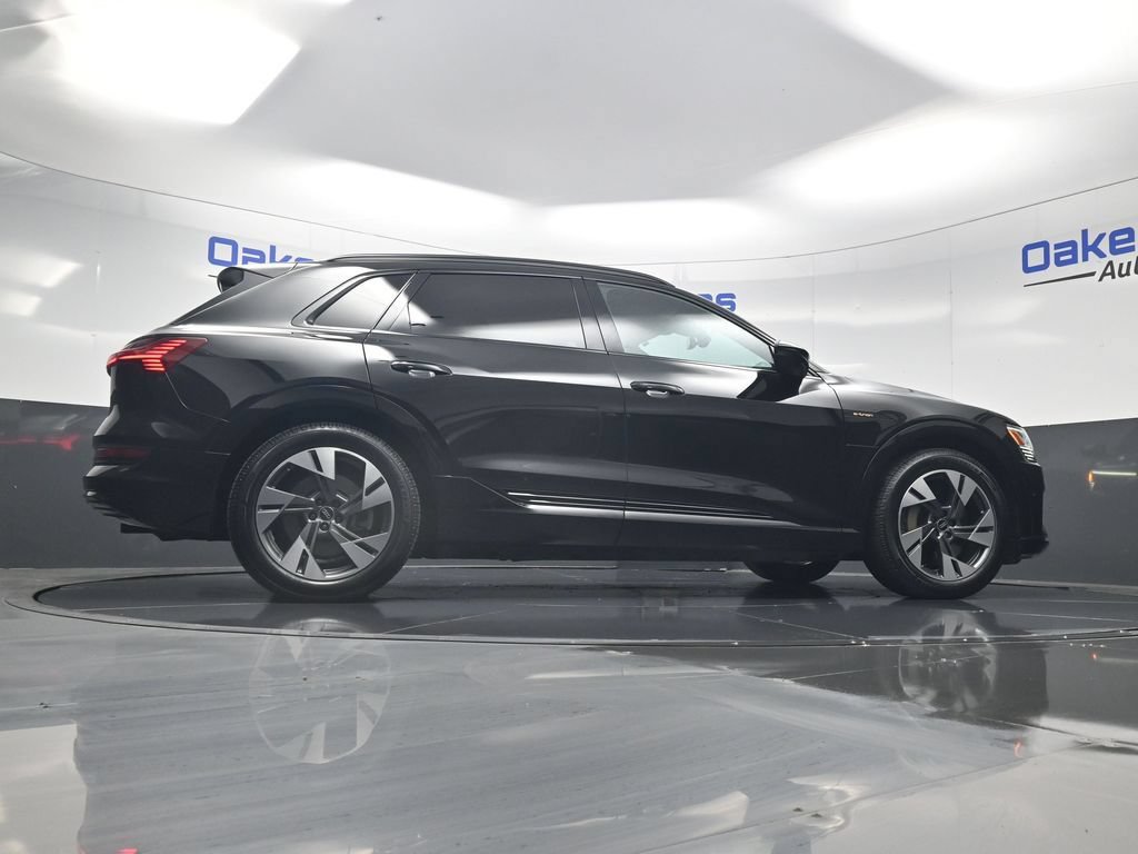 Used 2022 Audi e-tron Premium w/ Convenience Plus Package AWD/4WD image 43