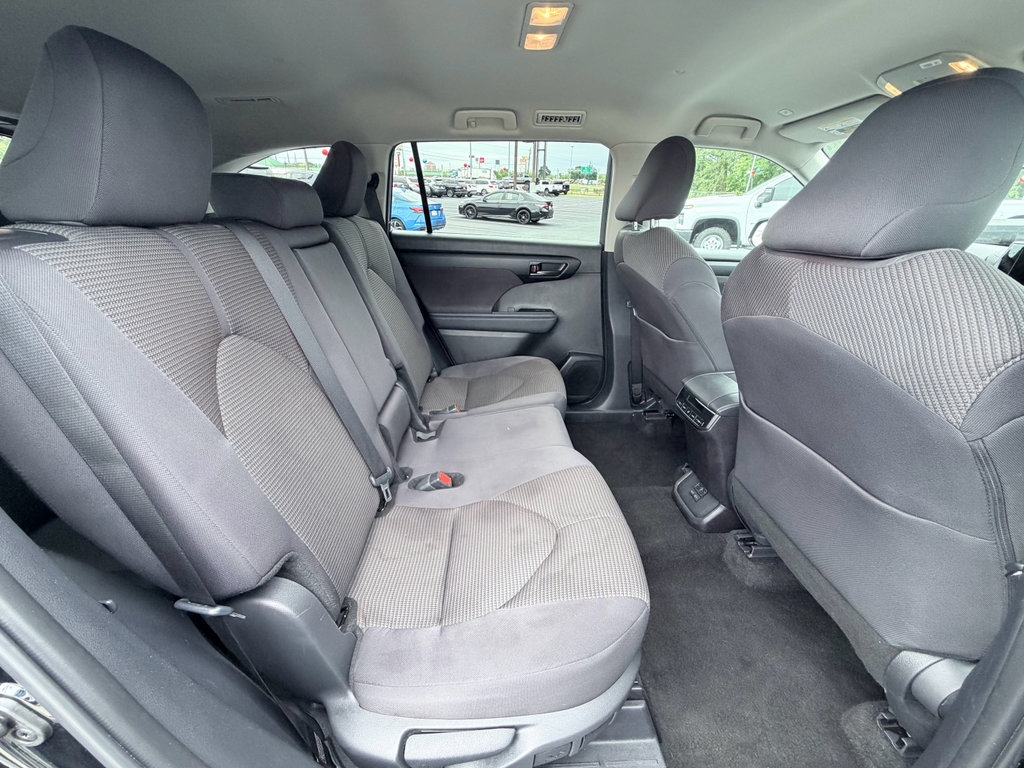 Used 2025 Toyota Highlander LE FWD image 26