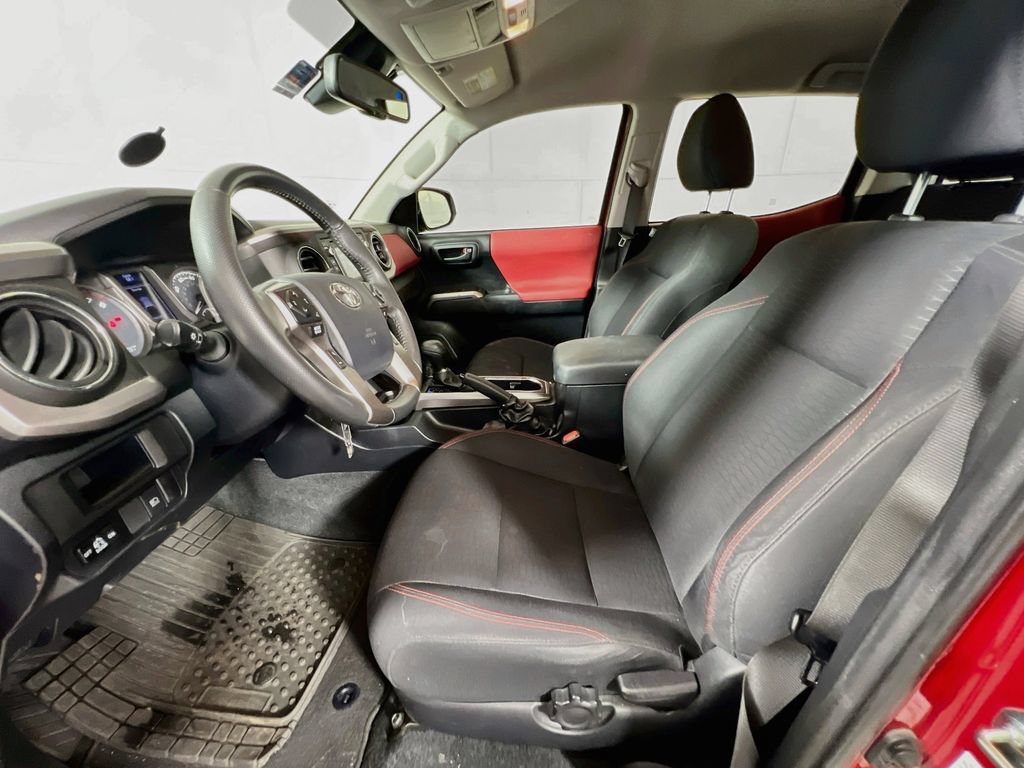 Used 2018 Toyota Tacoma SR5 RWD image 9