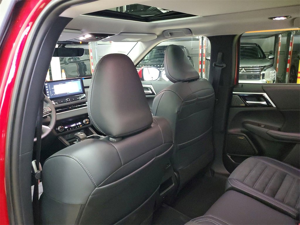 New 2025 Mitsubishi Outlander SE image 14