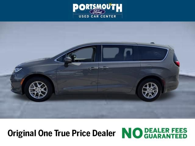 Used 2023 Chrysler Pacifica Touring-L image 2