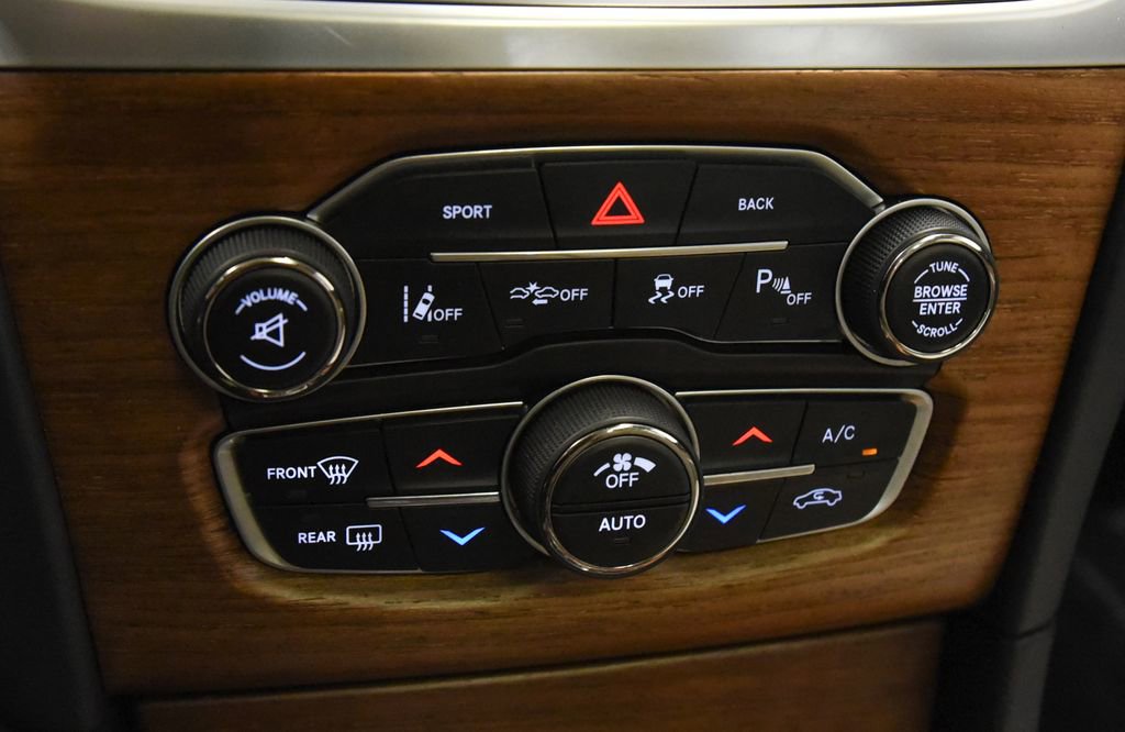 Used 2015 Chrysler 300 C Platinum w/ Harman/Kardon Audio Group AWD/4WD image 18