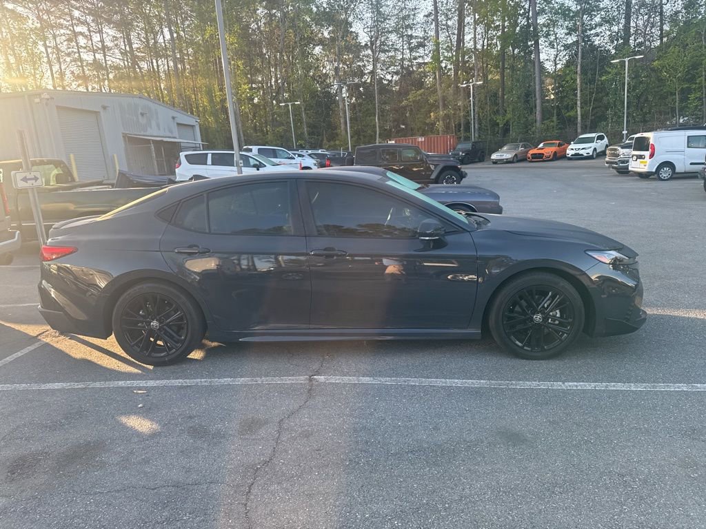Used 2025 Toyota Camry SE image 3