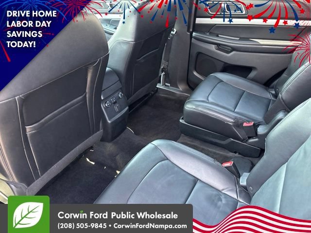 Used 2017 Ford Explorer XLT w/ Equipment Group 202A AWD/4WD image 26