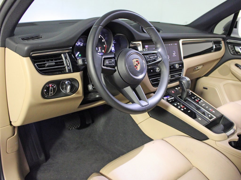 Used 2025 Porsche Macan w/ Premium Package Plus image 4