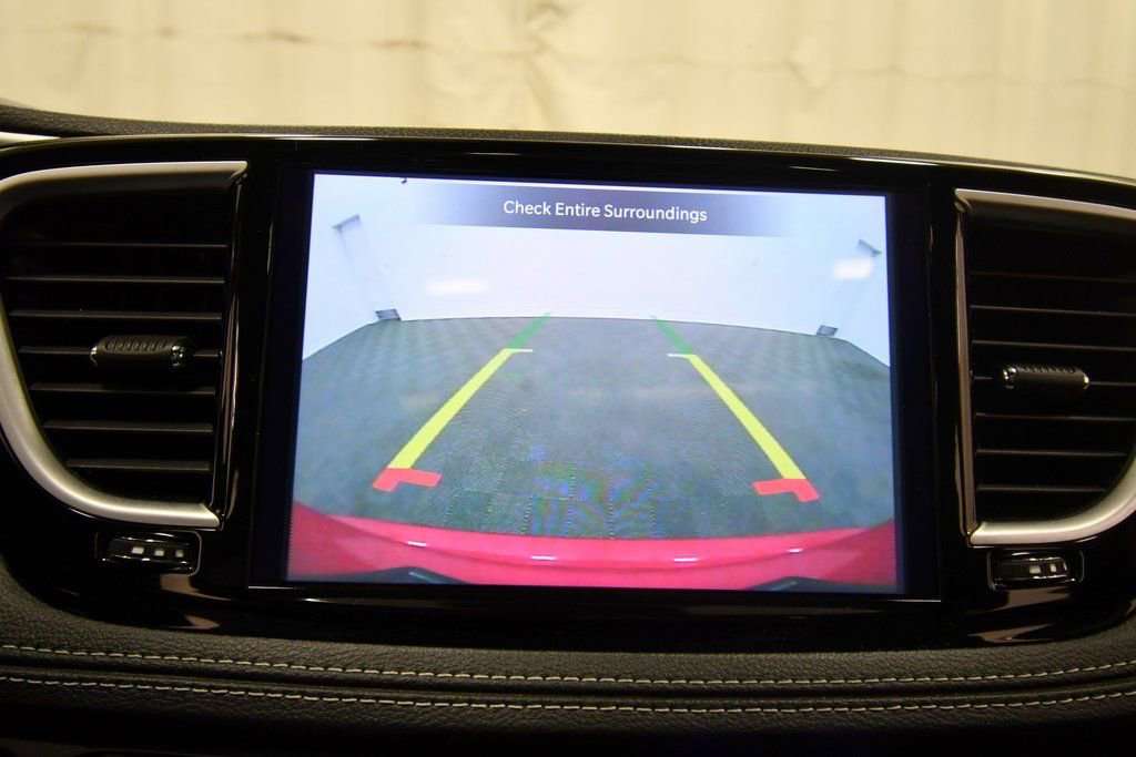 Used 2025 Chrysler Pacifica Limited image 26