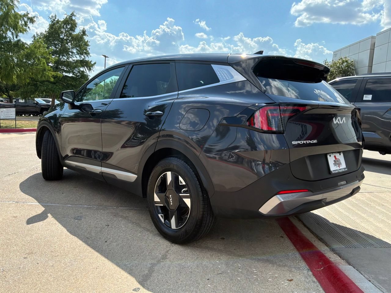 Used 2026 Kia Sportage LX FWD image 8