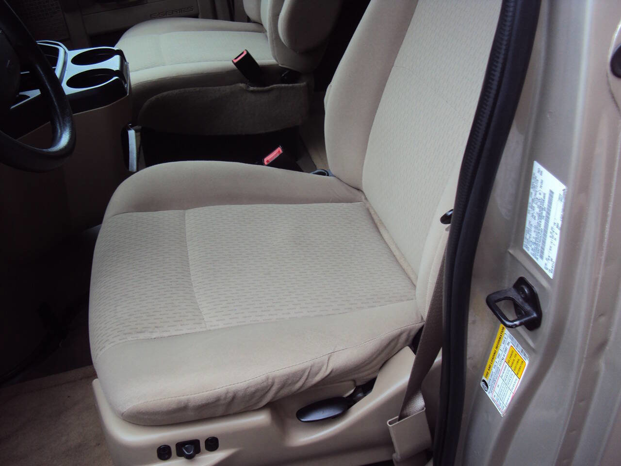 Used 2011 Ford E-150 and Econoline 150 Wagon image 9