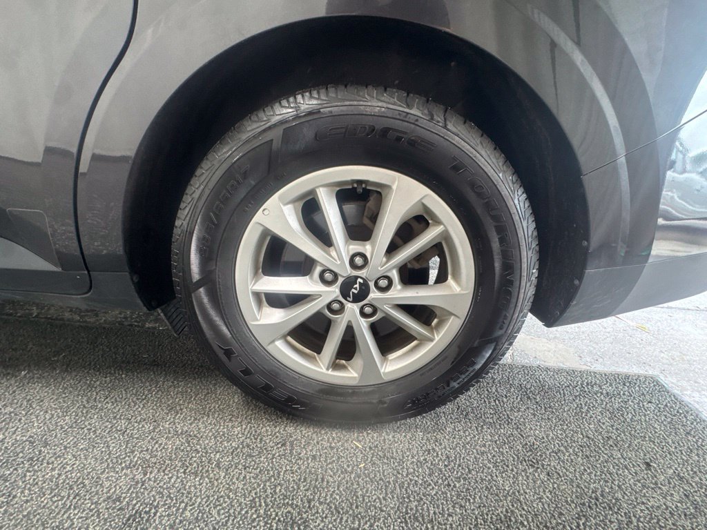 Used 2023 Kia Carnival LX FWD image 14