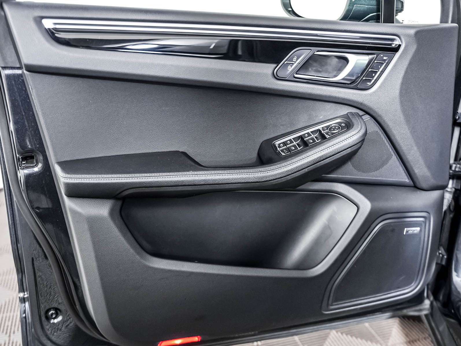 Certified 2022 Porsche Macan AWD/4WD image 28