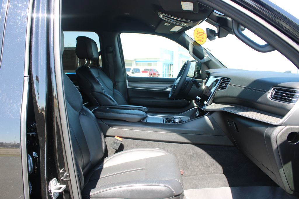 Used 2024 Jeep Wagoneer Series II w/ Flexible Seating Group image 29