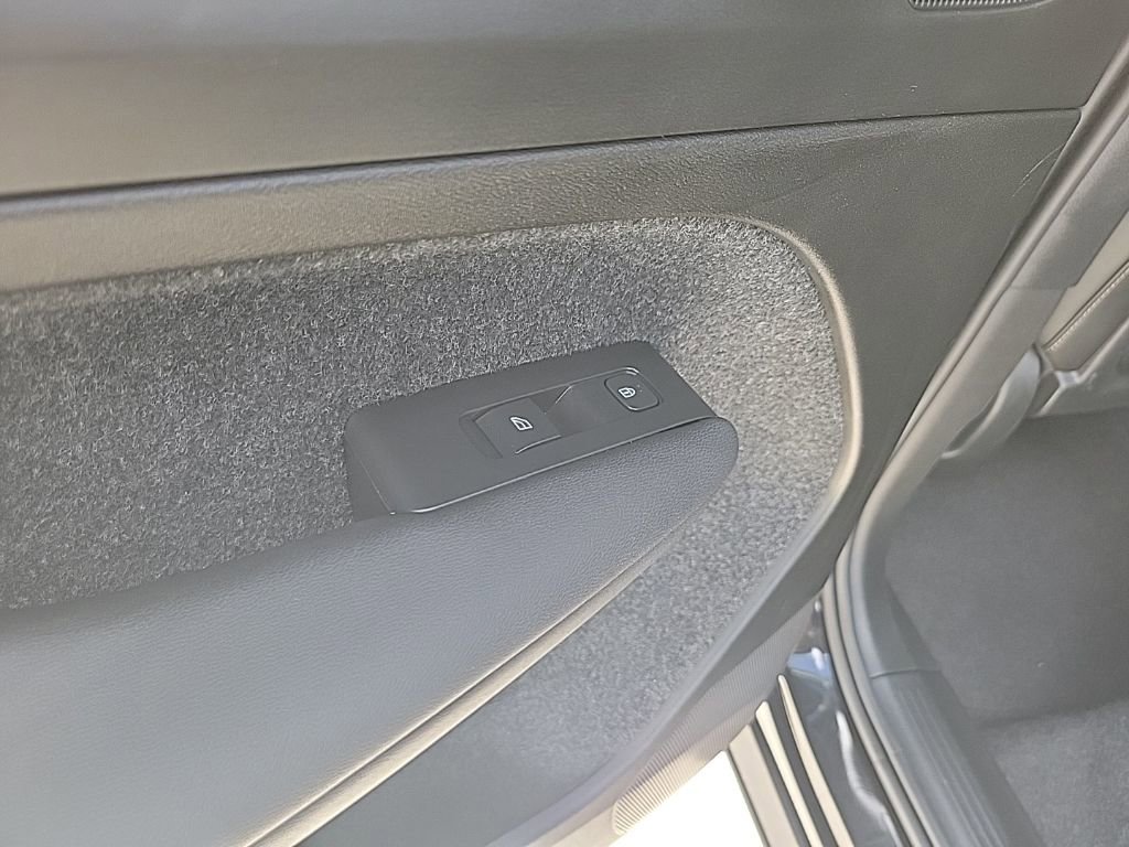 Used 2025 Volvo XC40 B5 Core image 12