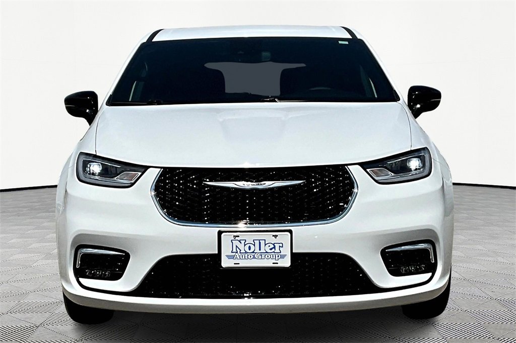 Used 2025 Chrysler Pacifica Select image 3