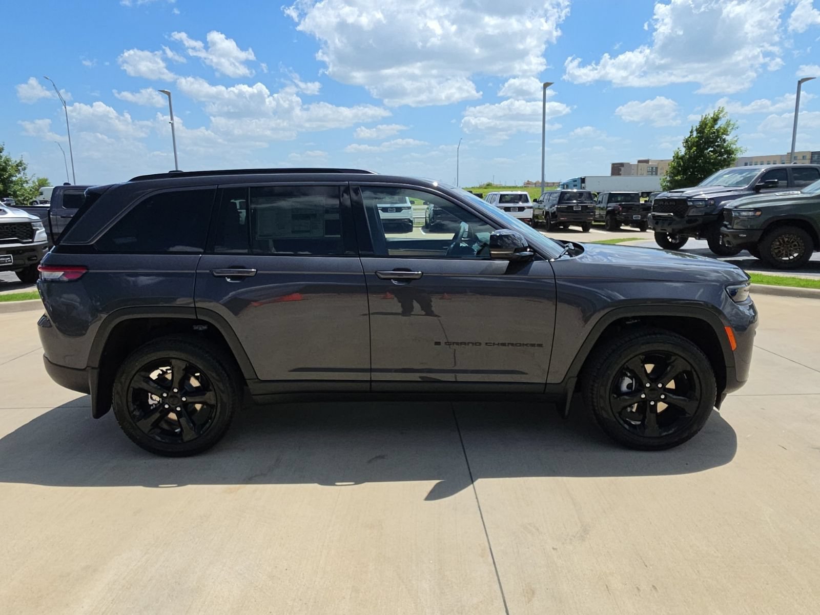 New 2026 Jeep Grand Cherokee Limited w/ Limited Altitude Package AWD/4WD image 6