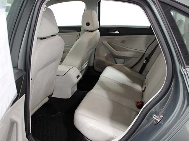 Used 2019 Volkswagen Jetta SEL w/ Cold Weather Package FWD image 16