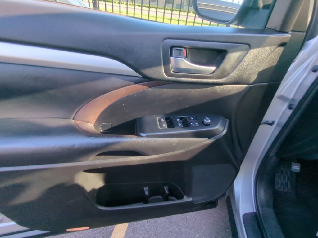 Used 2019 Toyota Highlander XLE AWD/4WD image 8