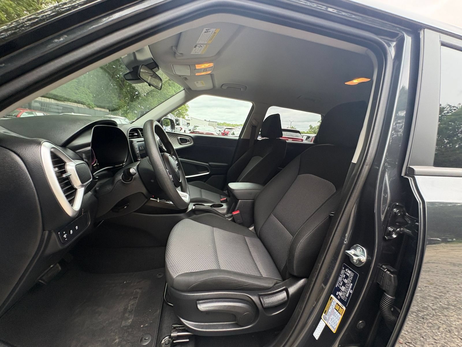 Used 2025 Kia Soul LX w/ LX Technology Package FWD image 24