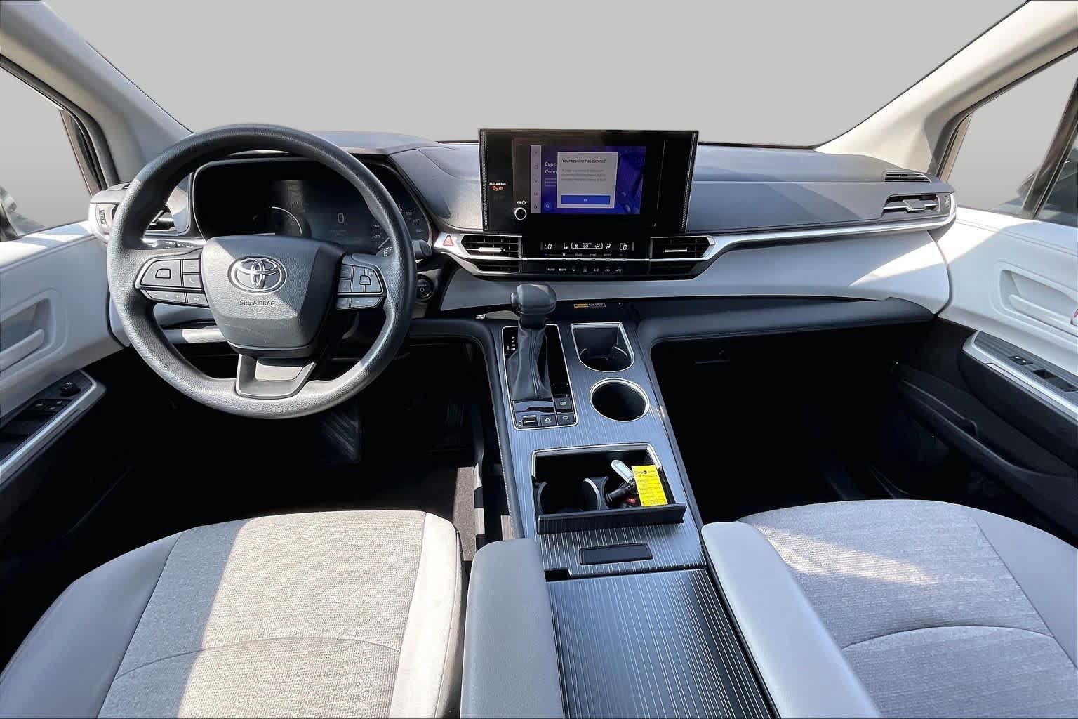 Used 2025 Toyota Sienna LE FWD image 15