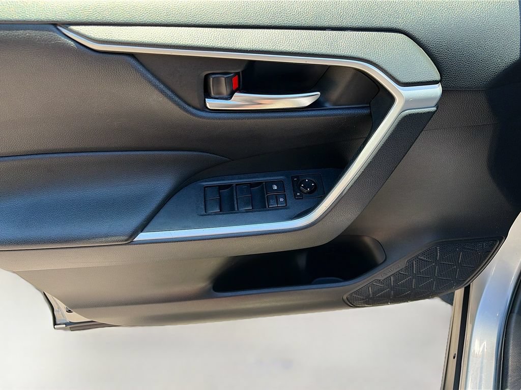 Used 2019 Toyota RAV4 XLE FWD image 17