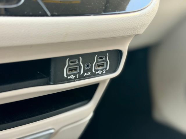 Used 2023 Chrysler Pacifica Touring-L image 17