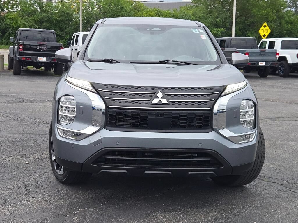 Used 2024 Mitsubishi Outlander SE Black Edition AWD/4WD image 2