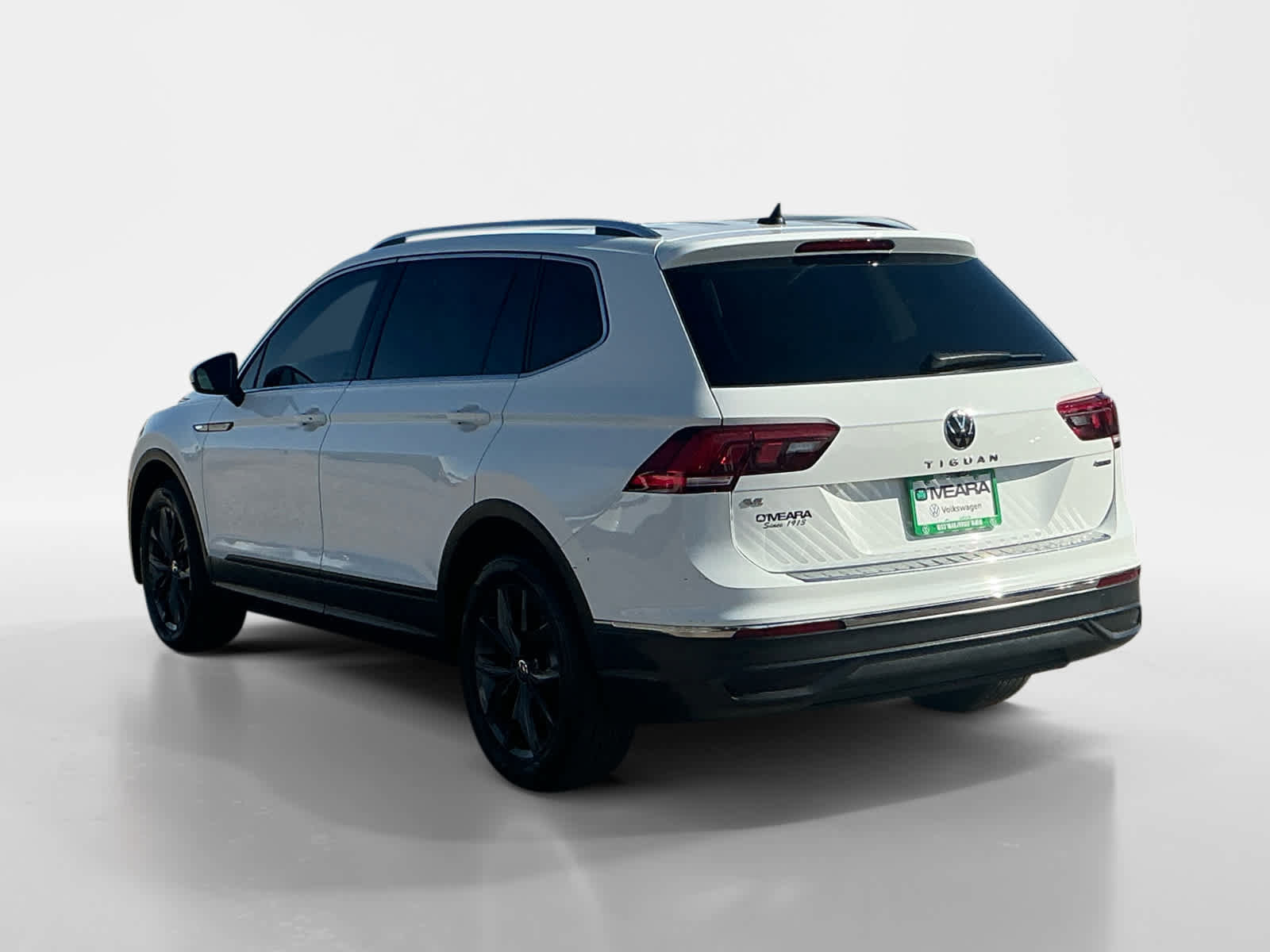 Used 2024 Volkswagen Tiguan SE w/ Panoramic Sunroof Package AWD/4WD image 3