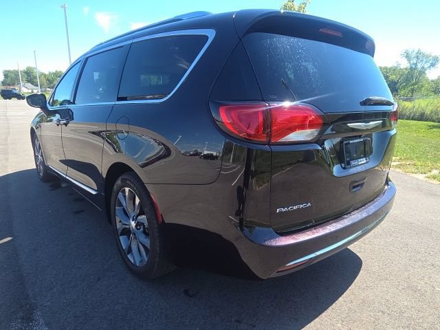 Used 2017 Chrysler Pacifica Limited w/ UConnect Theater Package FWD image 14
