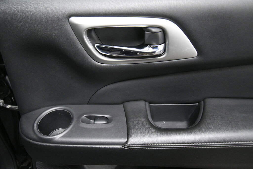 Used 2019 Nissan Pathfinder S image 27