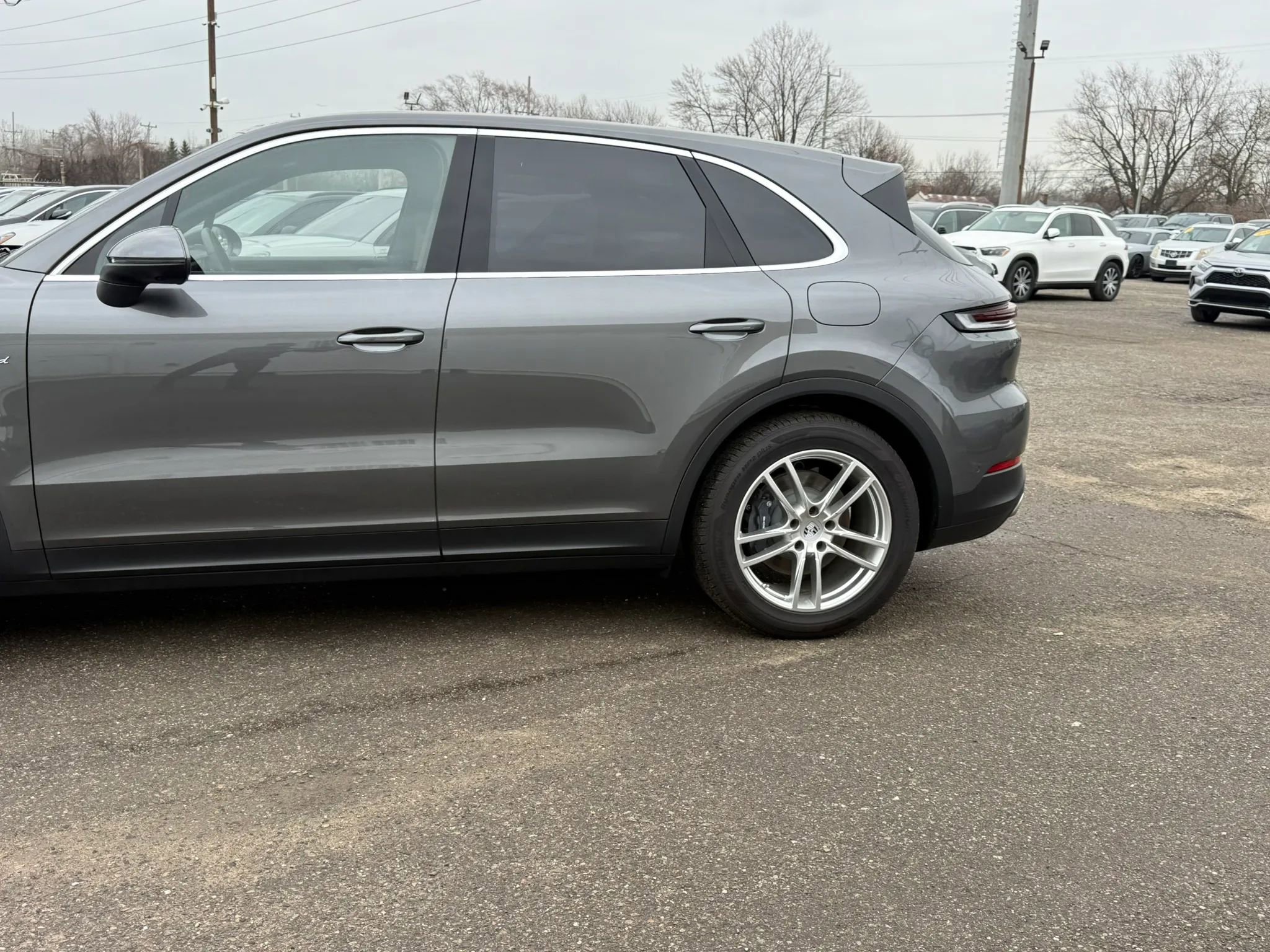 Used 2025 Porsche Cayenne E-Hybrid Sport Utility 4D w/ Premium Package Plus image 7