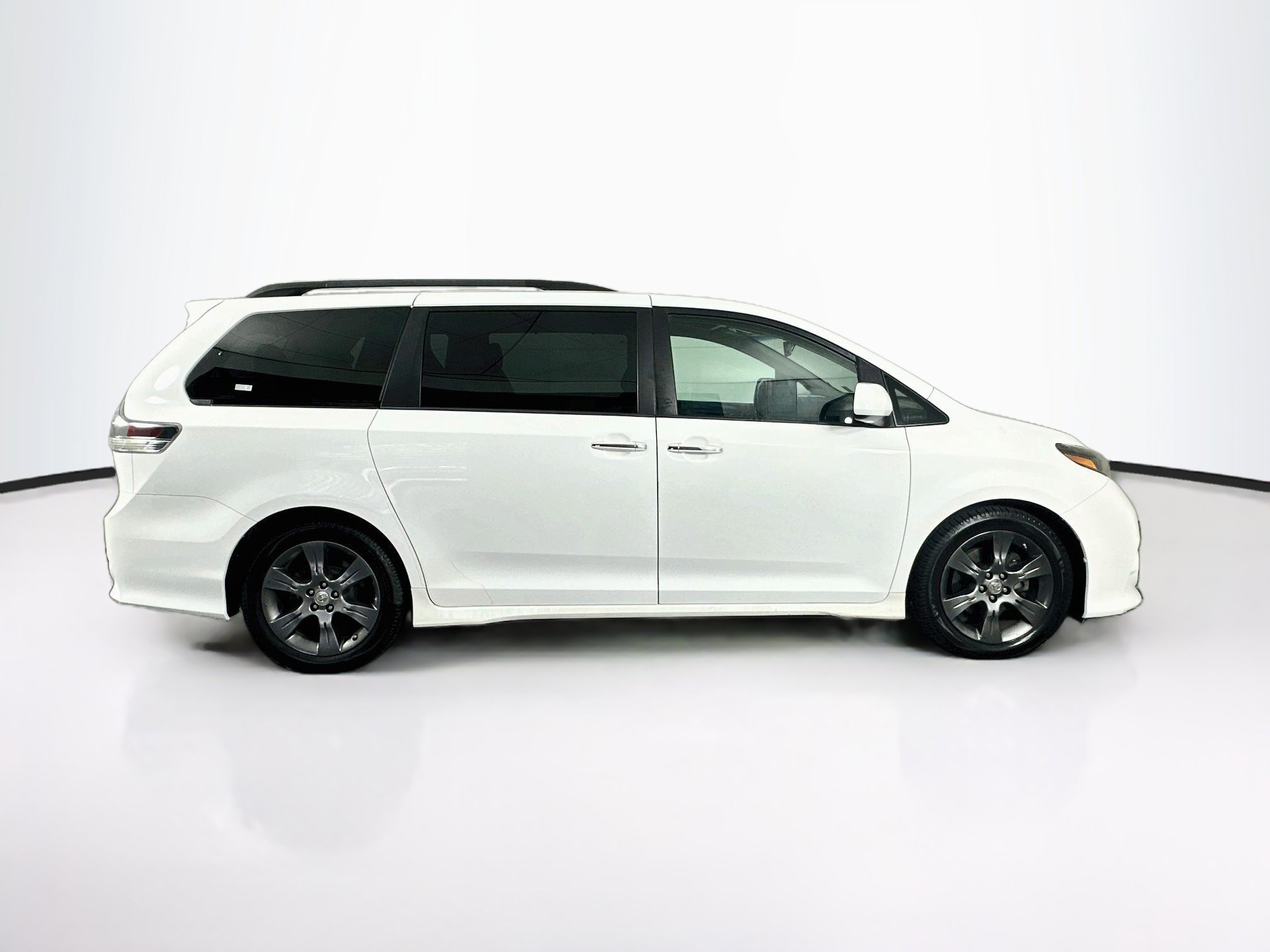 Used 2015 Toyota Sienna SE w/ SE Preferred Package FWD image 10
