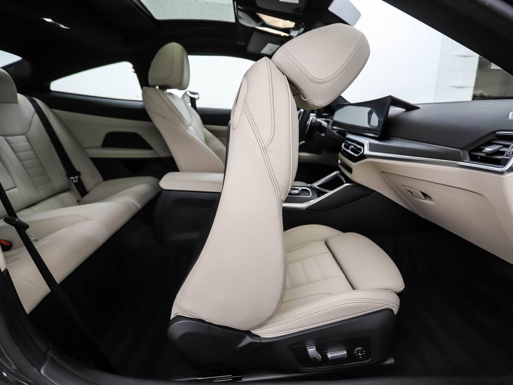 Used 2024 BMW 440i xDrive Coupe w/ Premium Package image 28